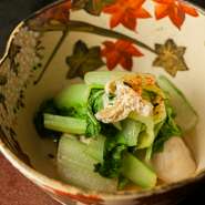 大船渡産の大振りの牡蠣と江戸野菜である芯取菜を、風味豊かな出汁でまとめあげた逸品。
