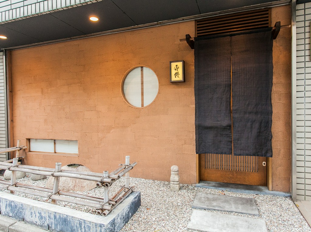 西麻布の住宅街にひっそりと佇む小さな店