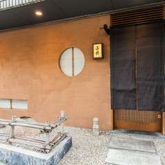 西麻布の住宅街にひっそりと佇む小さな店