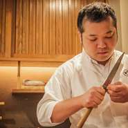 カウンターは料理人の晴れ舞台。鮮やかな手際で料理を仕立てつつ、常に客席への配慮も怠らない先崎氏。その無駄のない所作からも、氏の経験のほどが伺えます。