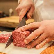 先崎氏は山海の幸に恵まれた九州の生まれ。見事なサシが入った佐賀牛をはじめ、唐津港で揚がった旬の魚介や銘酒など、九州の美味が食卓を彩ります。