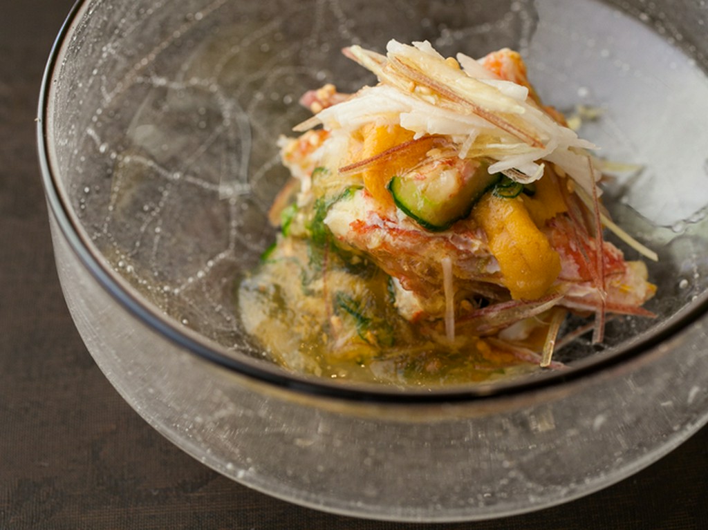 まろやかな酸味が素材を引き立てる『毛蟹とウニの土佐酢和え』