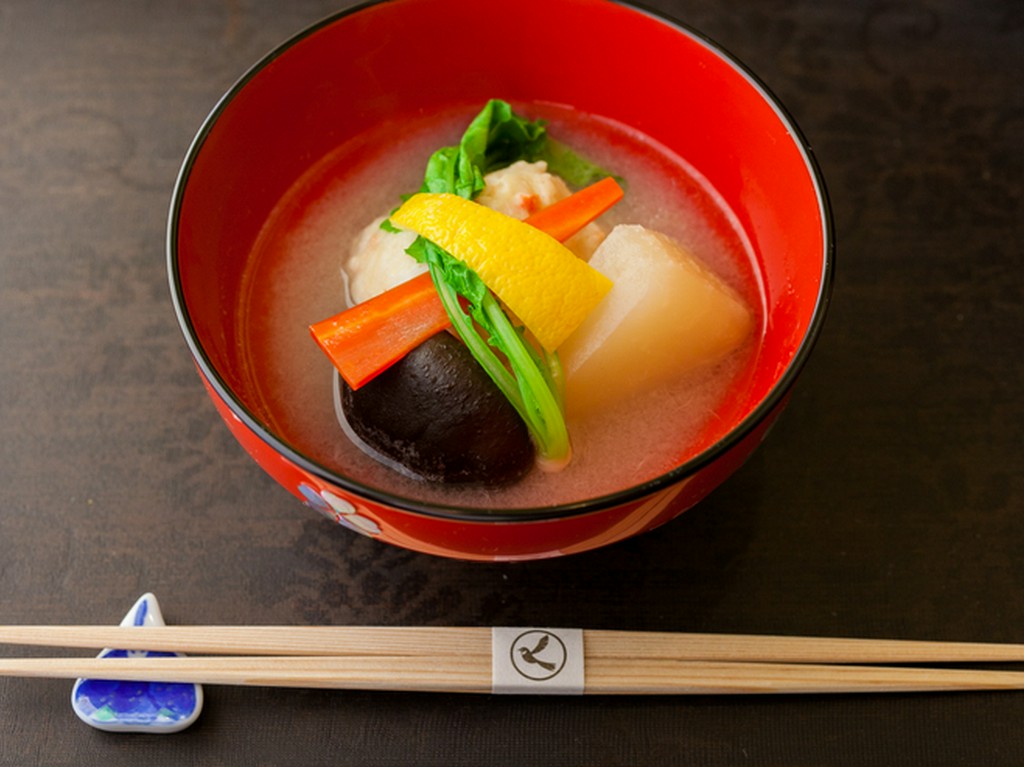 甘みある野菜と蟹を出汁が包み込む『蟹真丈 蕪のみぞれ仕立て』