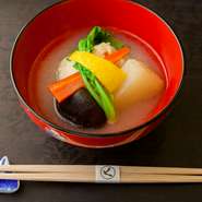 お椀の一例。蟹真丈、聖護院大根、金時菜などを蕪をおろしたみぞれで仕立てた逸品。