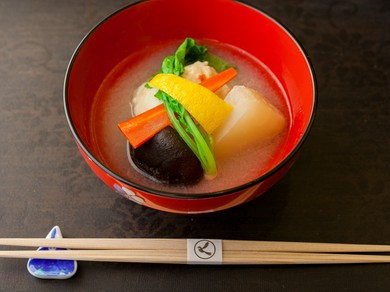 甘みある野菜と蟹を出汁が包み込む『蟹真丈 蕪のみぞれ仕立て』