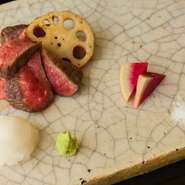 焼き物の一例。上質な佐賀牛を炭火でじっくり焼き上げる。塩または出汁醤油で味わう。