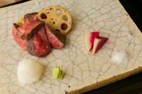 肉の旨みがダイレクトに伝わる『佐賀牛イチボの炭火焼き』