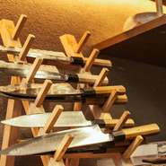 料理人の命とも言うべき道具の数々。手入れが行き届いた様子からも、先崎氏の実力が伺えます。