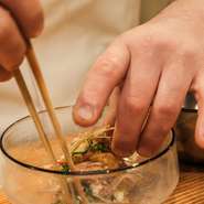 器は土の陶器から涼し気なガラス、アンティークから現代作家の作品まで、季節に合わせて使い分けます。