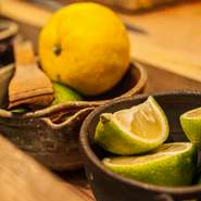 調味料や薬味、添え物ひとつにまでこだわりが行き届いているのも名店と呼ばれる所以です。