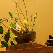 控えめでありつつ、しっかりと季節感が感じられる店内の演出も、日本料理の醍醐味のひとつ。