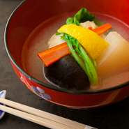 伝統的な懐石のなかで、とくにこだわるという『お椀』。この日は松葉ガニの真丈と聖護院大根、椎茸、金時菜、めかぶを蕪のみぞれ仕立てで。上品な出汁の風味が活きた極上の味わいです。