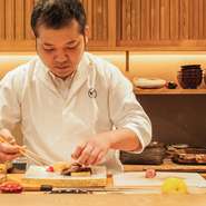 ゲストとの距離感が近いのも関西割烹の特徴のひとつ。出すぎるのではなく、黒子に徹しつつ適度な会話のなかからゲストの好みや要望を汲み取る技術もまた、長年の経験の賜物です。