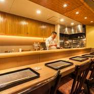 カウンターを中心とした約10坪の小箱ですが、天井が高いため窮屈なイメージは皆無。あえてヨーロッパ風に設えた板張りの床も、違和感なく調和しています。