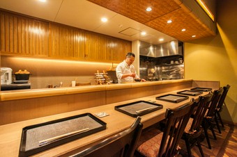 高い天井を活かした数寄屋風のインテリア