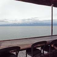 四季や時間のうつろいを感じながら、カフェメニューが楽しめる【 シャーレ水ヶ浜】。琵琶湖や周りを囲む山々からの風がそよぎり、自然に囲まれた素敵なカフェです。
