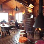 木をふんだんに施された店内は、天井が高くゆったりとした空間。外の景色と共に目を引くのが、フリースタンディング型の暖炉です。寒い季節には火が入れられ、緩やかな時の流れにほっとします。