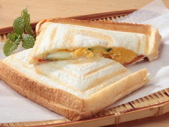 とろ～りとろけたチーズがおいしさのアクセント『ホットサンド』