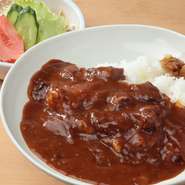 地元野菜や旬の果物を使用してつくるオリジナルの一品。「この景色にはこれが合う」と常連さんに人気の味。