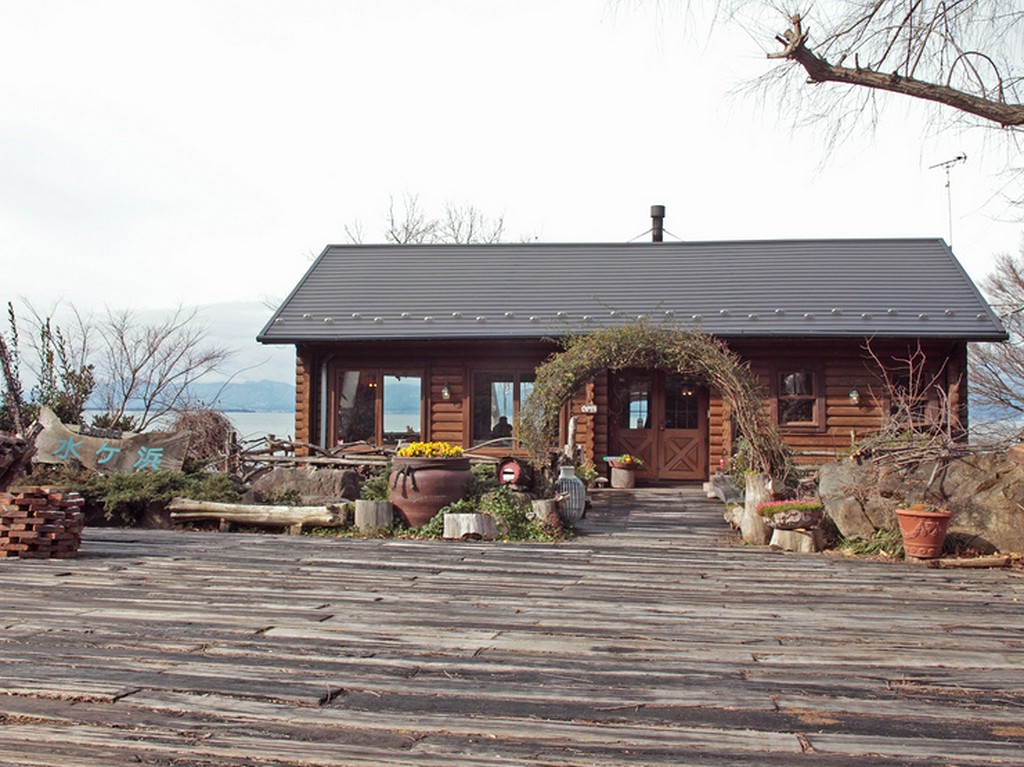 温かくなると黄色い花をつけるモッコウバラのアーチ