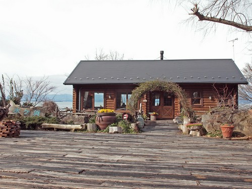 温かくなると黄色い花をつけるモッコウバラのアーチ