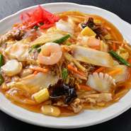 小樽のご当地グルメとして知られる『あんかけ焼きそば』。コクがある具材たっぷりのあんと、コシのある麺の相性がクセになる一品です。地元のお客様をはじめ、北海道観光観光へお越しの際は、ぜひお試しください。