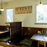 店内にはカウンター席のほか、テーブル席やお座敷席をご用意。お子様メニューなどもありますので、お一人様からご家族連れ、団体様でのご来店にも最適です。料理を囲んで、楽しいひと時をお過ごしください。