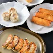 メニューは、メインである各種あんかけ料理をはじめ、ラーメン、餃子、焼売、春巻きといった絶品中華料理もおすすめ。幅広く取り揃えているので、ランチはもちろんディナーにもぜひお越しください。