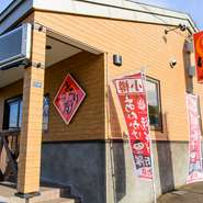 【とろり庵】は、創業65年を誇る老舗製麺所「阿部製麺」の直営店。メニューには焼きそば専用の自家製細麺を使用しており、軽い口当たりが評判です。コシのある麺ととろりとしたあんの相性をぜひ楽しんでください。