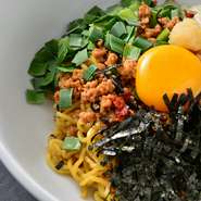 美味しい食べ方！
①全体をよーくかき混ぜ、まずはそのままお召し上がりください。
②お好みで「お酢」「辣油」「胡椒」を入れると、味の変化が楽しめます。
③具材を少し残して、「追い飯」にしてお楽しみ下さい！
