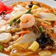 小樽グルメの1つ『あんかけ焼きそば』。焼きそば専用の自家製細麺が、コクのあるとろりとしたあんによく絡みます。ぜひ熱々をお召し上がりください。しょうゆとしおの2味あり。

ハーフサイズ　750円