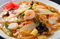 小樽グルメを代表する一品！コクの効いた具材たっぷりのあんがたまらない『あんかけ焼きそば』