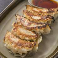 ご飯やビールがすすむ自慢の餃子！