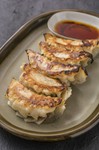 ご飯やビールがすすむ自慢の餃子！