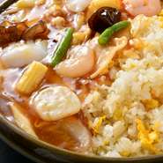 『あんかけ焼きそば』に続く、当店の人気メニュー。香ばしさ香るチャーハンにとろりとしたあんをかけることで、新たな旨味を引き出しました。具材もたっぷりで食べ応え十分です。しょうゆとしおの2味あり。