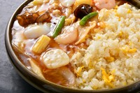 パラパラに炒めたチャーハンと、とろりとしたあんかけの相性が抜群な『あんかけ炒飯』
