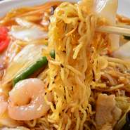 当店は、創業65年を誇る老舗製麺所の直営店。メニューにはコシの強さで定評のある自家製の「細麺」を使用し、口当たりの軽さがたいへん好評です。とろりとしたあんによく絡む、こだわりの麺をご賞味ください。