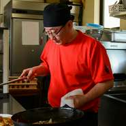 4月にオープンしたばかりの当店。お客様に「また来たい」と思っていただけるような店にしていきたいと考えています。内装も厨房から店内が見える設計にして、状況を見ながらの臨機応変な接客を心がけています。