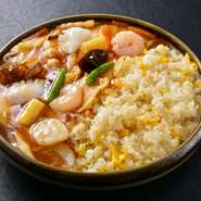 あんの味の決め手ともいえる「醤油」と「酒」。醤油は道産丸大豆醤油、酒は小樽の地酒専門店から買い付けるなど、地元製品にこだわって使用しています。北海道・小樽ならではの味を、ぜひ味わってください。