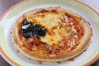 セピア（いかすみ入り）・ワインチェダー・ホワイト・メゾンドピエール、ふらの産の4種のチーズを使ったピザ。自家製トマトソースで絶妙な味わいに仕上げています。