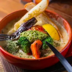 チーズフォンデュ感覚でいただく『ラムバーグのチーズ煮込み』