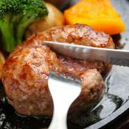 牛肉と豚肉をオリジナルの配合で練り合わせた肉汁あふれる粗挽きハンバーグです。