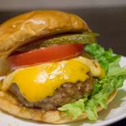 牛と豚を使った合い挽き肉で肉汁がたっぷりのフワフワ、ジューシーな絶品ハンバーガー！　　　   

※HIGE特製ポテトが付きます。