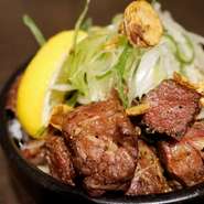 旨味の濃い赤身の肩ロースステーキに、ひげ自家製ガーリックバター、ニンニク醤油、ガーリックチップを組み合わせたガッツリ系！

※ライスちょい盛り+150円
※サラダ、味噌汁付き