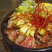 その日により、赤身から霜降りの、どこの部位が入ってるか楽しみなお得なステーキ丼！
トロっとしたアボカドと3種のわさびセット付き！

※ライスちょい盛り+150円
※サラダ、味噌汁付き