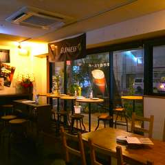 陽光ふりそぞぐ明るいテラスを持つ、スタイリッシュな店舗