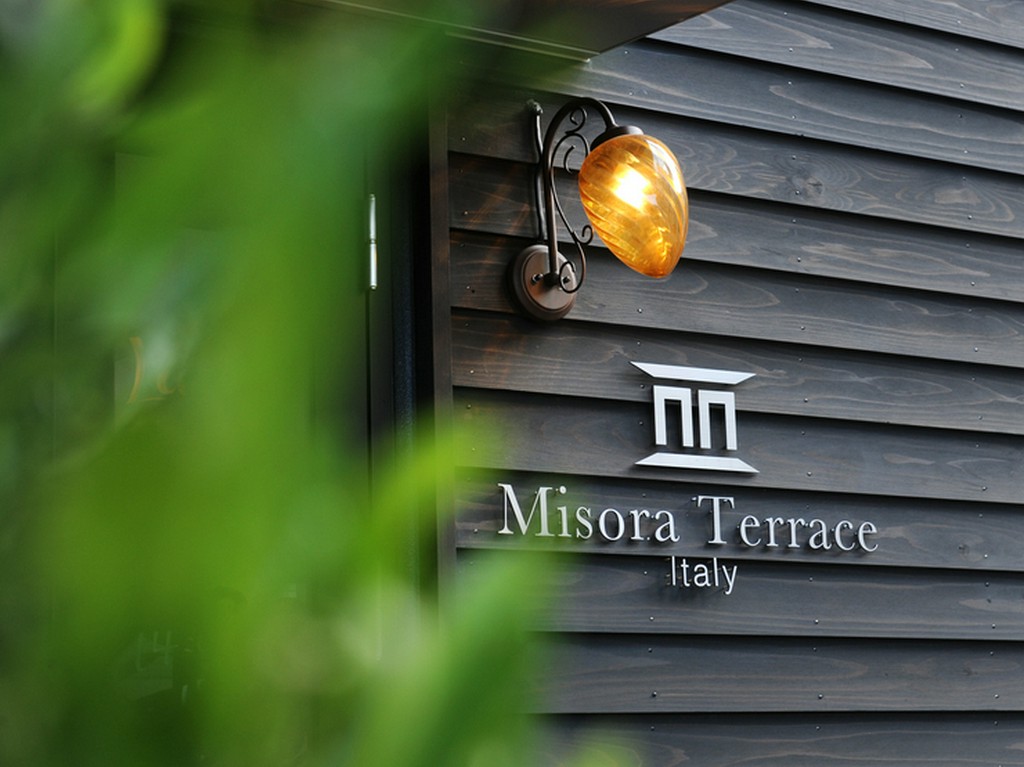 JR草津駅東口からすぐ、２階建ての要塞のようなシックな外観