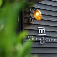 JR草津駅東口からすぐ、２階建ての要塞のようなシックな外観