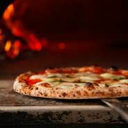 ピッツァの生地用小麦粉にトマト、モッツァレラチーズ、トマト、オリーブオイル、塩まで、食材は基本的にイタリア産を使用しています。本場の味を再現するべく、本場の素材にこだわっています。