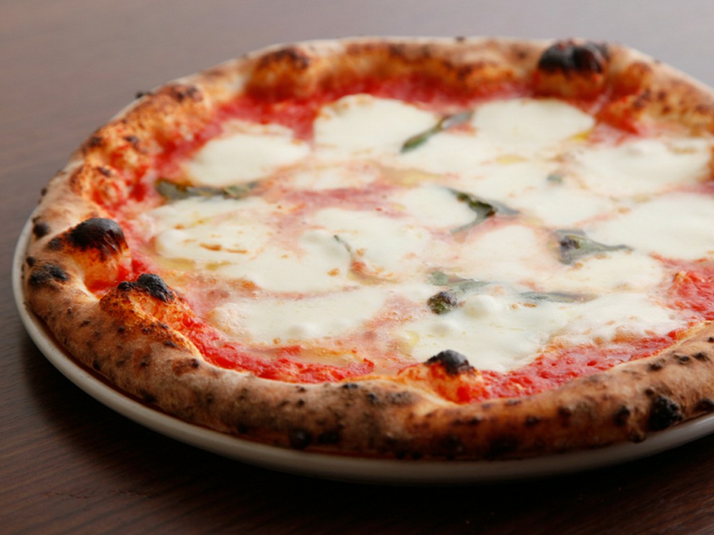 大人気のピッツァはお持ち帰りもOKです！